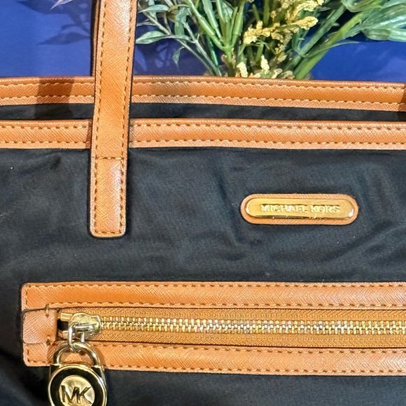 Michael Kors Kempton Nylon Shoulder Bag in GUC- medium sized- leather straps - Picture 4 of 16